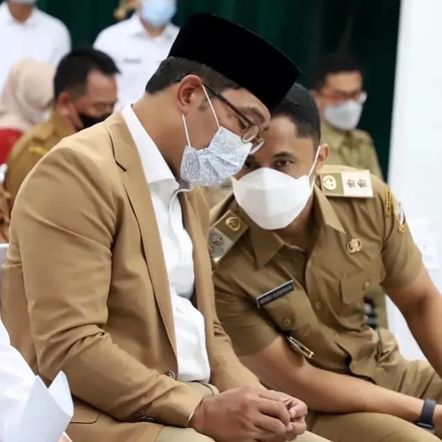 6 Potret Ridwan Kamil Kembali Bertugas di Hari Pertama Sebagai Gubernur, Gendong Arka