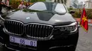 Tampilan depan mobil BMW Diplomatic Services yang diperlihatkan kepada awak media di Jakarta, Selasa (10/10). BMW Diplomatic Services telah melayani lebih dari 40 lembaga negara dan juga non-governmental organization. (Liputan6.com/Faizal Fanani)