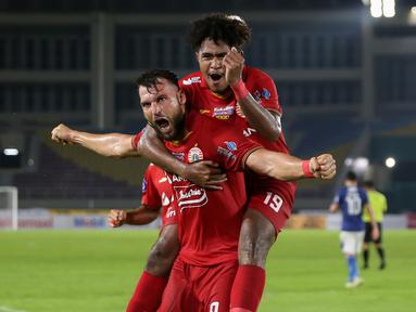 Persija Jakarta menjadi tim pertama yang berhasil mengalahkan Persib Bandung di pekan ke-12 BRI Liga 1 2021/2022, Sabtu (21/11/2021). Gol tunggal Marko Simic di akhir babak pertama tidak mampu dibalas Maung Bandung hingga laga yang digelar di Stadion Manahan usai. (Bola.com/Bagaskara Lazuardi)