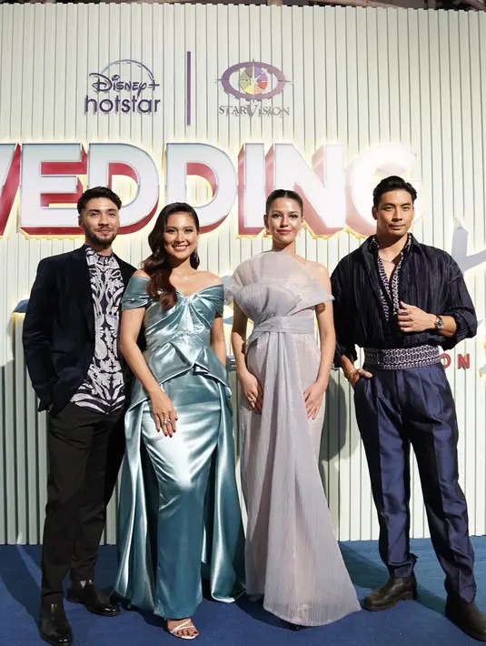 Mata publik langsung salah fokus dengan gaun Indah Permatasari yang nampak begitu terang [@indahpermatas]