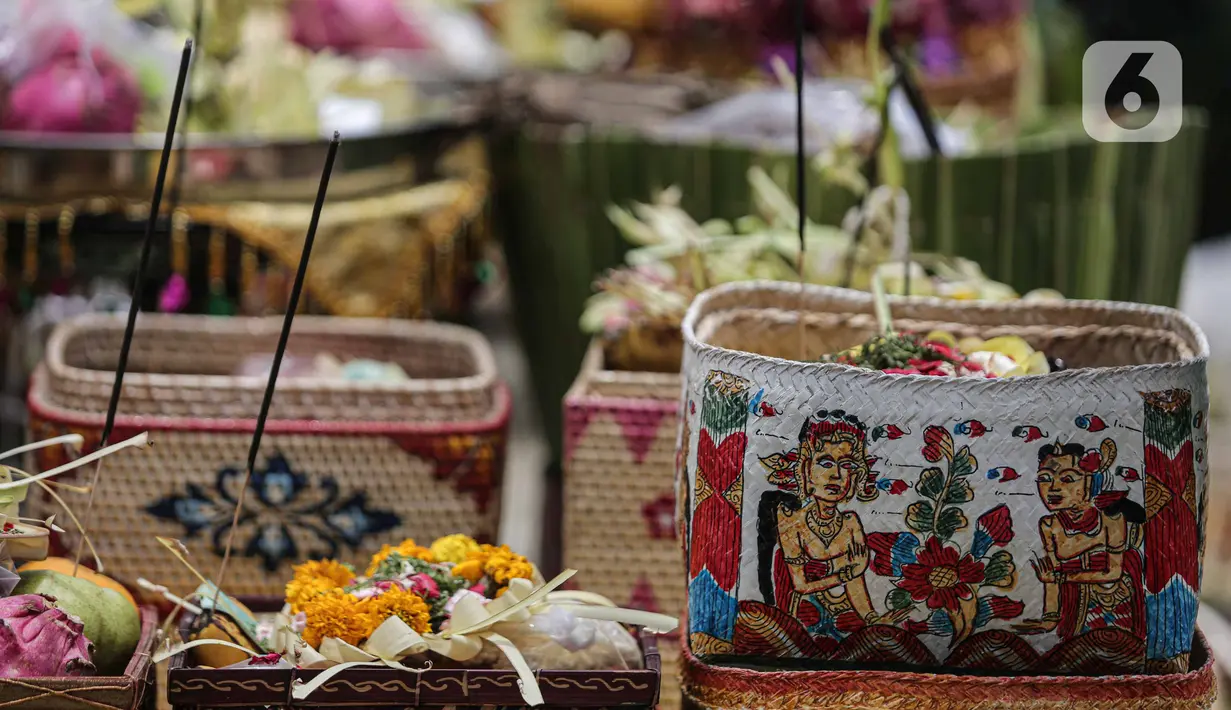 Sesaji dalam upacara Tawur Agung Kesanga di Pura Amerta Jati, Cinere, Depok, Rabu (2/3/2022).  Upacara Tawur Agung Kesanga tahun ini hanya diikuti pemuka umat Hindu dan perwakilan dari pura sekitar dengan jumlah terbatas dalam upaya pencegahan penyebaran COVID-19. (Liputan6.com/Faizal Fanani)