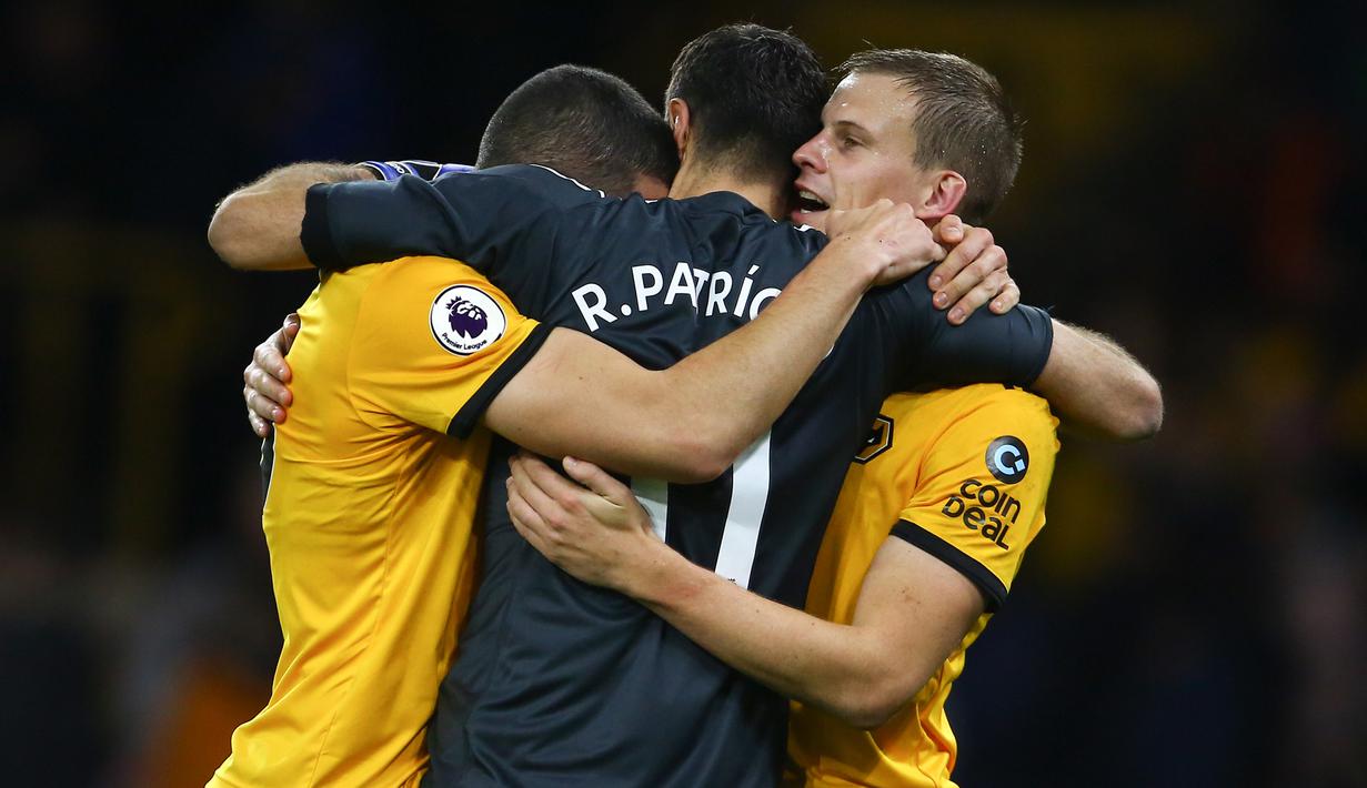 Para pemain Wolverhampton merayakan kemenangan atas Chelsea pada laga Premier League di Stadion Molineux Wolves, Kamis (5/12). Wolves menang 2-1 atas Chelsea. (AFP/Geoff Caddick)