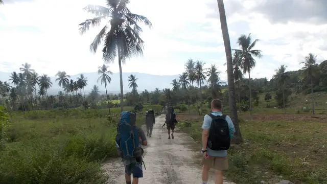 Perjalanan dari titik awal pendakian ke Gunung Blu Nti di Palu, Sulawesi
