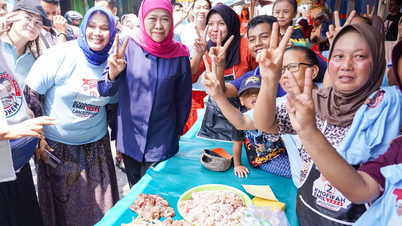 Calon Gubernur (Cagub) Jawa Timur Khofifah Indar Parawansa saat mengunjungi pasar di Surabaya.