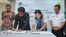 GM Distribusi Jakarta Raya PLN Syamsul Huda dan Direktur Konstruksi MRT Silvia Halim menandatangani kerjasama, Jakarta, Rabu (21/12). Penandatangan tersebut merupakan Perjanjian jual beli tenaga listrik PT MRT dan PT PLN. (Liputan6.com/Angga Yuniar)