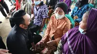 Bupati Tuban, Aditya Halindra Faridzky ketika menyapa para Lansia. (Liputan6.com/Ahmad Adirin)
