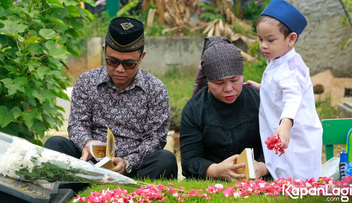 Haji Faisal juga khawatir dengan Gala yang semakin tumbuh besar. Saat cucunya tak bisa lagi memendam rasa rindu dengan orangtuanya. "Umurnya baru tiga tahun udah begitu gimana kalau dia sudah besar nanti, itu yang saya khawatirkan. Sekarang ini saya cuma bisa selalu cari cara untuk menghibur dia di rumah," kata Haji Faisal. [Foto: KapanLagi.com/Muhammad Akrom Sukarya]