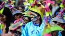 Orang-orang mengambil bagian dalam parade anak-anak "Carnavalito" selama Karnaval Hitam dan Putih di Pasto, Kolombia, Rabu (2/1). Kini, Karnaval Hitam dan Putih telah berkembang sebagai wadah apresiasi seni warga Kolombia. (Juan BARRETO/AFP)