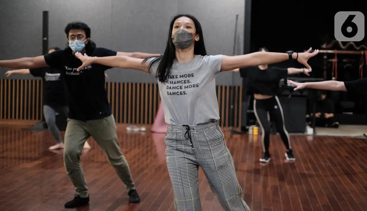 Peserta terpilih mengikuti kelas tari Indonesia Menuju Broadway: Online & Offline Musical Theater Conservatory di Jakarta, Sabtu (26/03/2022). Peserta yang terbagi secara hybrid telah mengikuti program pelatihan pembekalan ilmu panggung seperti kemampuan akting, vokal, dan tari. (Liputan6.com/HO/ID)