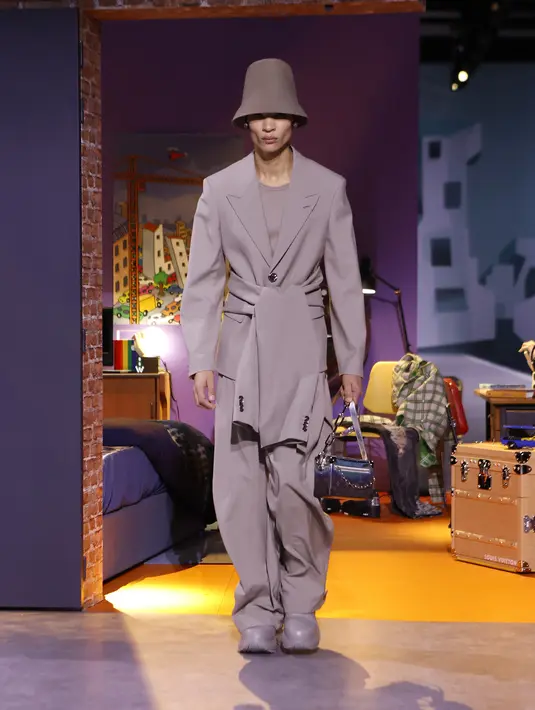 Colm Dillane jadi desainer pertama yang mengambil alih kendali pakaian pria setelah kematian Virgil Abloh. [Louis Vuitton]