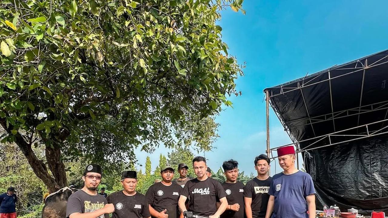 Potret Raffi Ahmad Potong Sapi Kurban Pakai Golok Khusus Bertuliskan Nama Sendiri