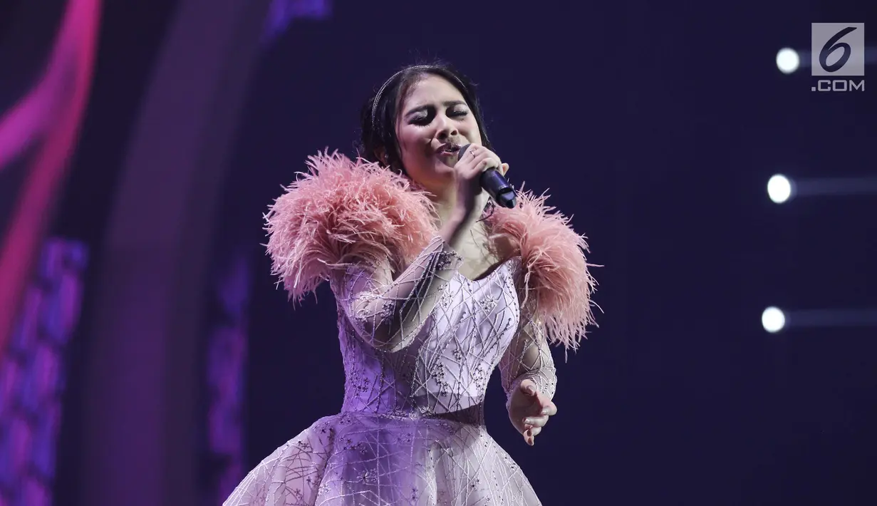 Penampilan Aktris Prilly Latuconsina saat berkolaborasi dengan Armada Band ketika membawakan lagu Asal Kau Bahagia pada malam puncak HUT ke-27 SCTV di Hall D, Jiexpo Kemayoran, Jakarta, Kamis (24/8). (Liputan6.com/Herman Zakharia)