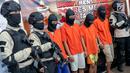 Polisi menunjukkan tersangka kasus begal di Mapolres Metro Jakarta Selatan, Selasa (17/7). Polisi meringkus lima pembegal yang telah beraksi sebanyak tujuh kali di Depok serta tiga kali di Jakarta Selatan. (Liputan6.com/Immanuel Antonius)