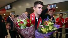 Gelandang anyar Shanghai SIPG, Oscar, saat tiba di Bandara Shanghai Pudong, Senin (2/1/2017). (AFP/STR). 