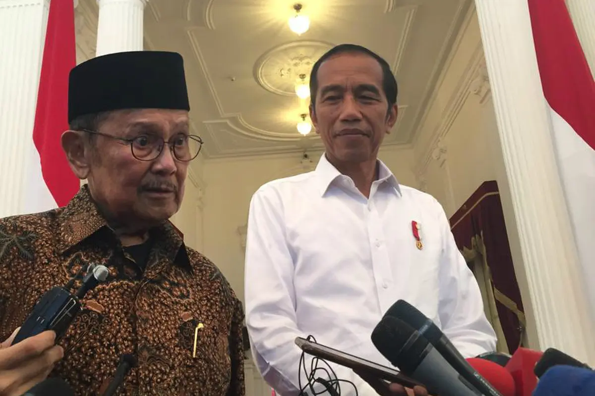 Presiden Jokowi bertemu dengan Presiden ketiga RI BJ Habibie di Istana.