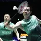 Keunggulan Mohammad Ahsan/Hendra Setiawan terus berlanjut hingga kedudukan 18-12. Aaron Chia/Soh Wooi Yik lantas bangkit dengan merebut 4 angka beruntun hingga akhirnya mampu menyamakan skor 19-19. Dua poin terakhir menjadi milik pasangan Malaysia yang akhirnya menang 21-19 di game pertama. (AP/Shuji Kajiyama)