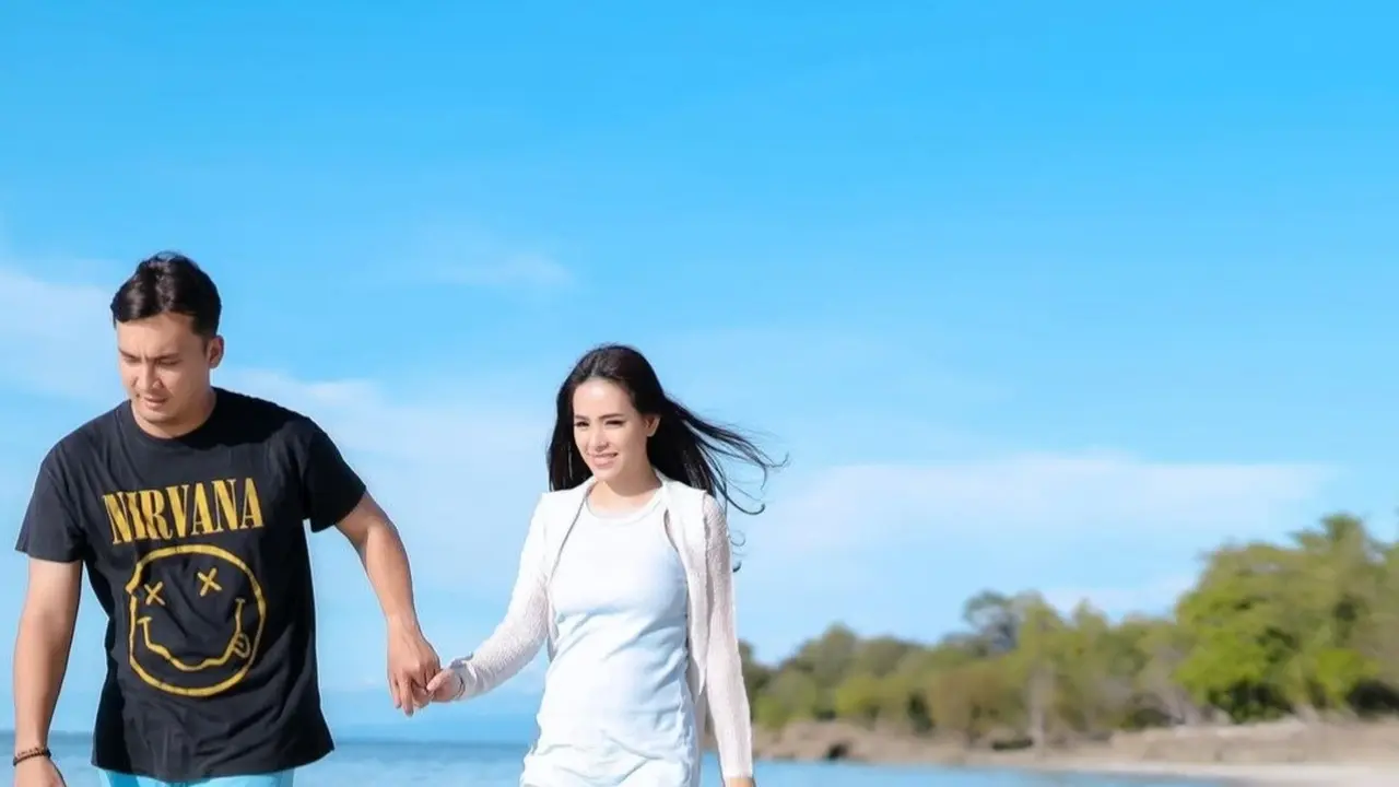 Potret Rendy Kjaernett dan Lady Nayoan Liburan di Pusat Laut
