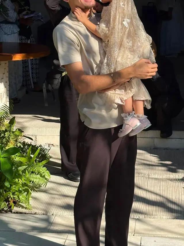 Digendong Justin Hubner, Potret Gemas Kamari Bak Mini Bride dengan Dress Kembaran Jennifer Coppen di Momen Pengajian