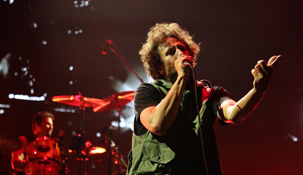 Vokalis Rage Against the Machine, Zack de le Rocha saat membawakan lagu di atas panggung di Madison Square Garden di New York City (8/8/2022). Zack de la Rocha mengalami cedera kaki di awal tur, dan dia telah memainkan pertunjukan dengan duduk sejak saat itu, tetapi dia masih membawa energi yang luar biasa dan masih terdengar hebat. (Theo Wargo/Getty Images/AFP)
