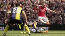 Pemain Arsenal, Leandro Trossard, berusaha melewati pemain Bournemouth pada laga pekan ke-36 Premier League 2023/2024 di Stadion Emirates, Sabtu (4/5/2024). (AP Photo/Frank Augstein)