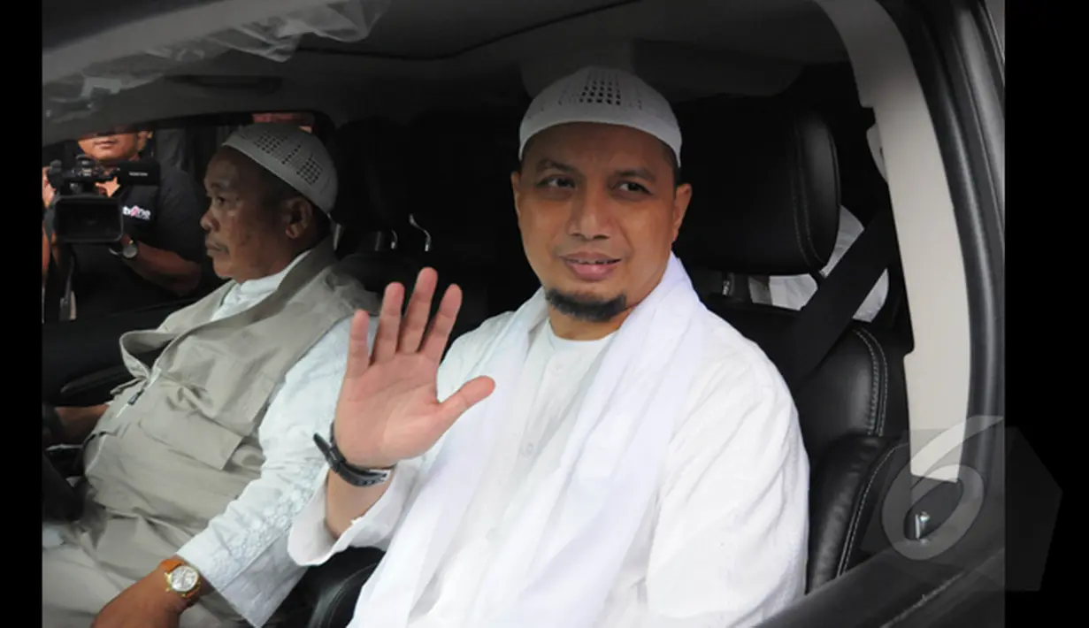 Arifin Ilham berada di dalam mobil usai mendatangi Komisi Pemberantasan Korupsi (KPK), Jakarta, Selasa (27/1/2015). kehadiran Ustadz Arifin Ilham ke KPK sebagai agenda rutin memberikan ceramah kepada seluruh karyawan KPK. (Liputan6.com/Herman Zakharia