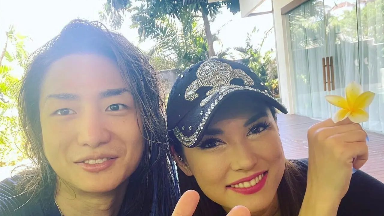 DJ Shacho dan Miyabi (https://www.instagram.com/p/Caq1_YXvZrf/)