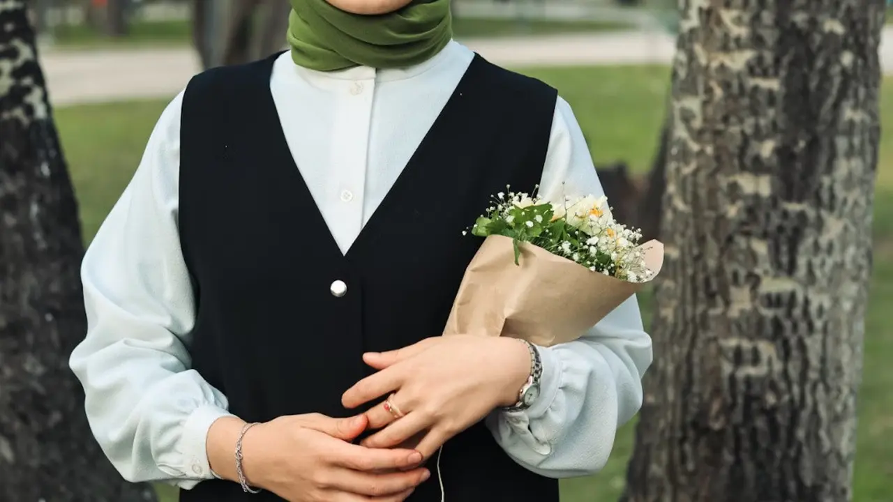 Ilustrasi Model Gamis Cantik (Credit: Beyza Yilmaz/Unsplash)