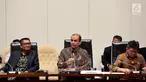 Ketua Pansus Hak Angket KPK, Agun Gunandjar Sudarsa (kiri) didampingi Dua Wakil Ketua Pansus angket KPK Dossy Iskandar (tengah) dan Taufiqulhadi memimpin rapat lanjutan Pansus Angket KPK, Jakarta, Senin (19/6). (Liputan6.com/Johan Tallo)