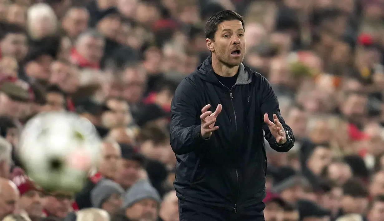 Pelatih Bayer Leverkusen, Xabi Alonso memberikan arahan kepada pemainnya dalam laga lanjutan Liga Champions 2024/2025 melawan Liverpool yang berlangsung di Anfield, Liverpool, Inggris, Rabu (06/11/2024) dini hari WIB. (AP Photo/Jon Super)