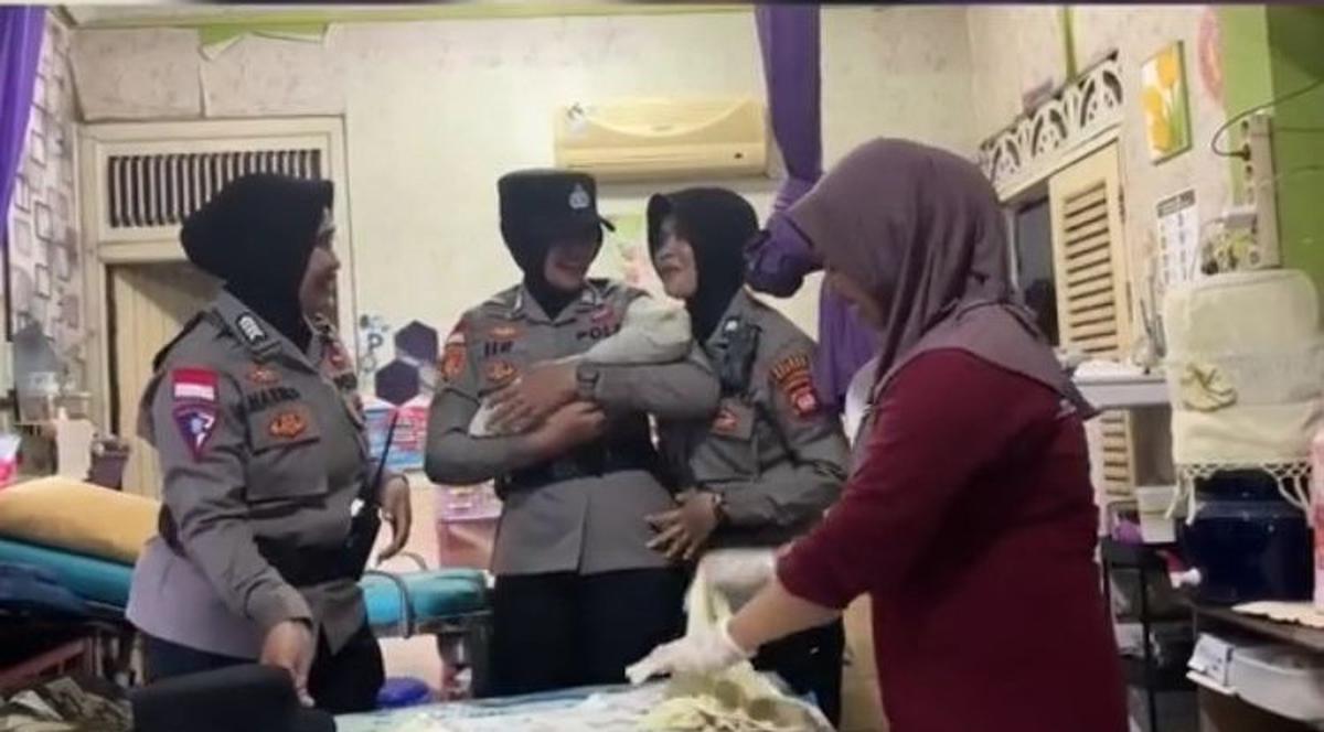 Aksi Heroik Polwan dan Satlantas Bantu Ibu Hamil yang Akan Melahirkan di Sambas, Viral