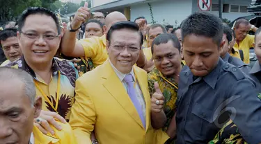 Ketua Umum Partai Golkar Agung Laksono (tengah) usai mengikuti sidang putusan Mahkamah Partai Golkar di DPP Partai Golkar, Jakarta, Selasa (3/3/2015). Mahkamah Partai memenangkan kubu Agung. (Liputan6.com/Andrian M Tunay)