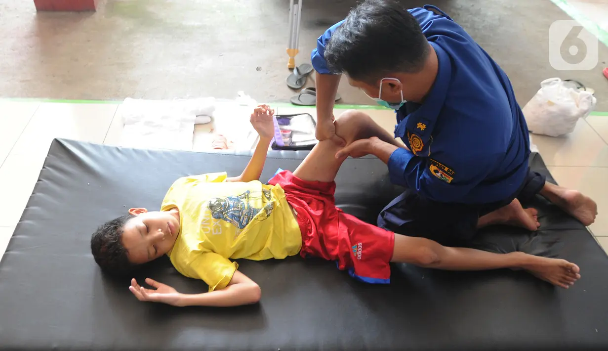 Petugas Damkar mengobati seorang anak yang mengalami patah tulang di Pos Damkar Ciganjur, Jagakarsa, Jakarta Selatan, Rabu (2/12/2020). Setiap Minggunya beragam pasien yang rata-rata mengalami patah tulang dari kawasan Jakarta, Tangerang, dan Depok datang berobat. (merdeka.com/Arie Basuki)