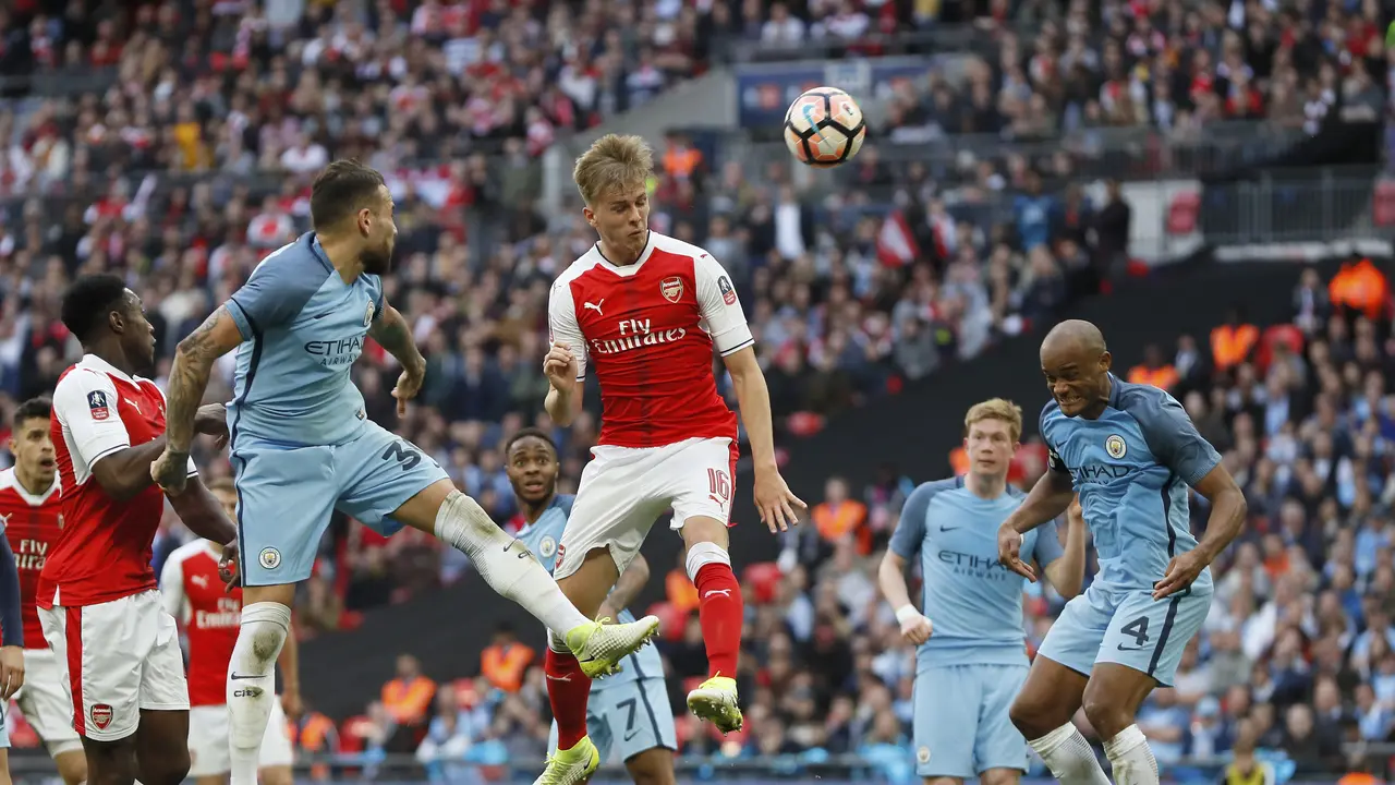 Penggawa Arsenal Rob Holding (tengah) tampil solid menggalang pertahanan Arsenal yang kini dikawal tiga bek tengah. 