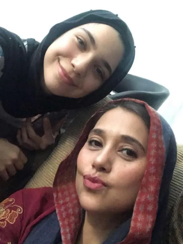 6 Potret Ayu Azhari dan Isabelle Tramp, Bak Pinang Dibelah Dua