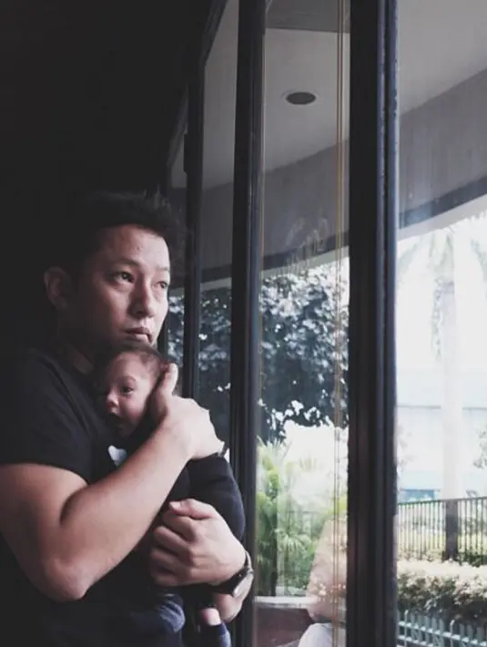 Banyak orang ikut melihat potret Ringgo Agus Rahman dan buat hati tercintanya yang lahir lewat proses caesar pada 24 Februari silam tersebut. (instagram.com/ringgoagus)