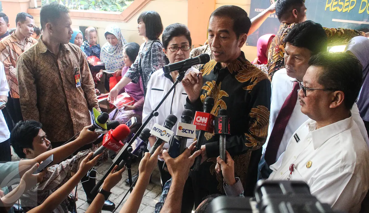 Presiden Jokowi didampingi Menkes Nila F Moeloek memberikan keterangan usai mendatangi Puskesmas Ciracas, Jakarta, Senin (18/7). Jokowi memantau pemberian vaksin ulang terhadap anak-anak yang dulunya diberikan vaksin palsu. (Liputan6.com/Faizal Fanani)