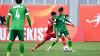 Pemain Irak U-20, Ali Jasim Elaibi menguasai bola dibayangi pemain Timnas Indonesia U-20, Sulthan Zaky pada laga matchday pertama Grup A Piala Asia U-20 2023 di Lokomotiv Stadium, Tashkent, Uzbekistan, Rabu (1/3/2023). (the-afc.com)