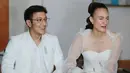 Sosok Dimas Anggara yang apa adanya pun semakin membuat Nadine terkesima sampai akhirnya mau dipersunting. Di depan awak media, wanita kelahiran Jerman itu pun tak sungkan memuji sikap romantis suaminya itu. (Adrian Putra/Bintang.com)