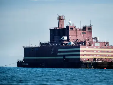 Kapal pembangkit listrik tenaga nuklir, Academy Lomonosov bergerak melewati Pulau Langeland, Denmark menuju Murmansk di barat laut Rusia, (4/5). (AFP Photo/Ritzau Scanpix/Tim Kildeborg Jensen/Denmark Out)