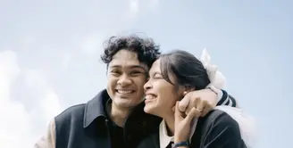 Mikha Angelo dan Gregoria Mariska lakoni sesi foto prewedding. Chemistry keduanya begitu memikat. [Foto: Instagram/ Gregoria Mariska]