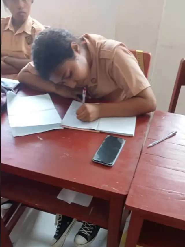 Siswa di Maluku Tenggara menulis dengan cara terbalik