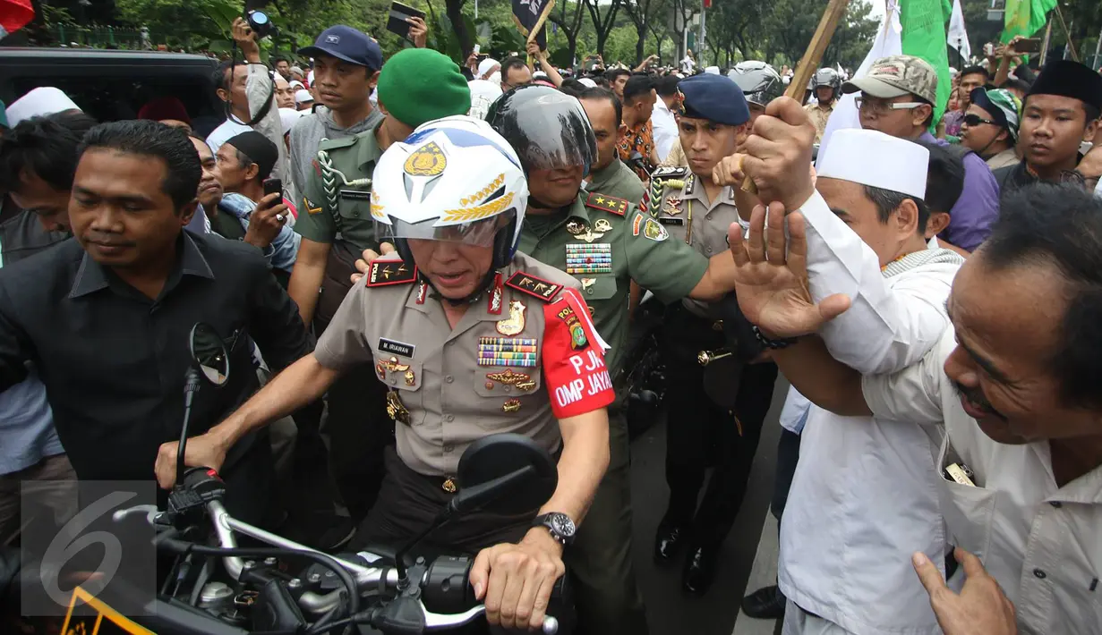 Kapolda Metro Jaya Irjen Pol Mochammad Iriawan bersama Mayjen TNI Teddy Lhaksmana saat  mengendarai motor trail di Balaikota DKI Jakarta, Jumat (14/10). Iriawan  dan Teddy sempat berbincang dengan pengunjuk rasa. (Liputan6.com/Immanuel Antonius)