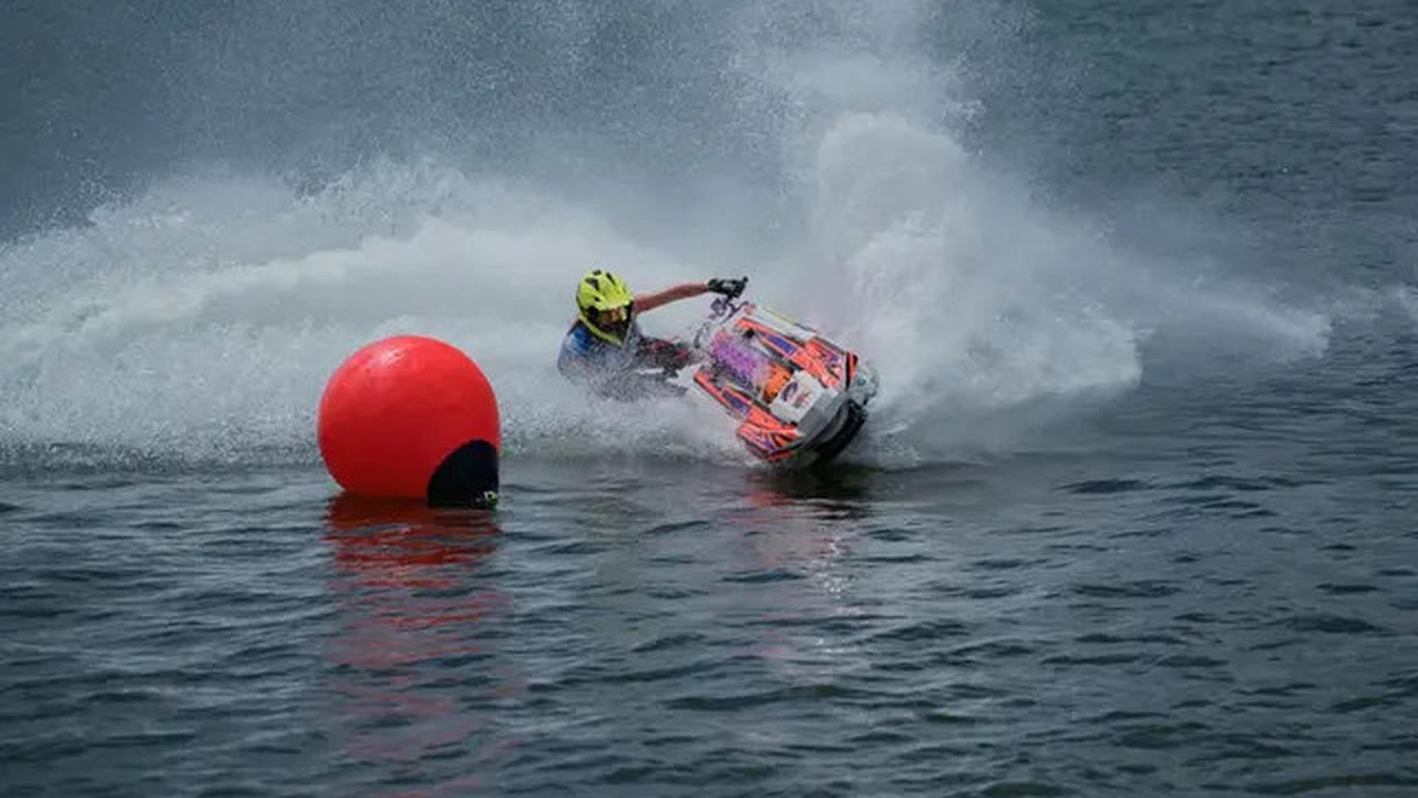 Aksi Umi Pipik Naik Speedboat di Danau Toba, Tak Risih dengan Busana dan Cadar Tertutupnya