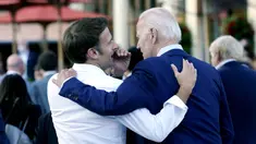 Presiden Prancis Emmanuel Macron (kiri) berbisik kepada Presiden AS Joe Biden setelah makan malam mereka di KTT G7 di Elmau, Jerman, 26 Juni 2022. Kelompok tujuh kekuatan ekonomi terkemuka dunia menggelar pertemuan tahunan di Jerman pada Minggu sampai Selasa. (AP Photo/Susan Walsh)