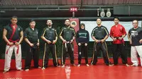 Ketua Panitia Grading Sabuk Hitam dan Coaching Clinic Kickboxing, Rossi Nurasjati (keempat dari kanan) siapkan pembinaan untuk pelatih (istimewa)