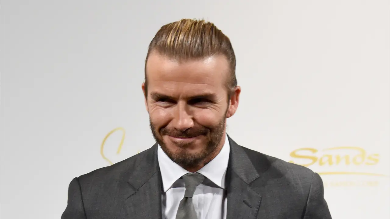 Gaya Maskulin David Beckham Saat Promosikan Kasino di Jepang