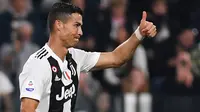Bintang Juventus, Cristiano Ronaldo, saat melawan Genoa pada laga Serie A Italia di Stadion Allianz, Turin, Sabtu (20/10). Kedua klub bermain imbang 1-1. (AFP/Marco Bertorello)