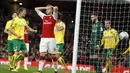 Pemain Arsenal, Rob Holding memegang kepala setelah gawangnya kebobolan pada laga Piala Liga Inggris di Emirates Stadium, London, (24/10/2017). Arsenal menang 2-1. (AP/Alastair Grant)