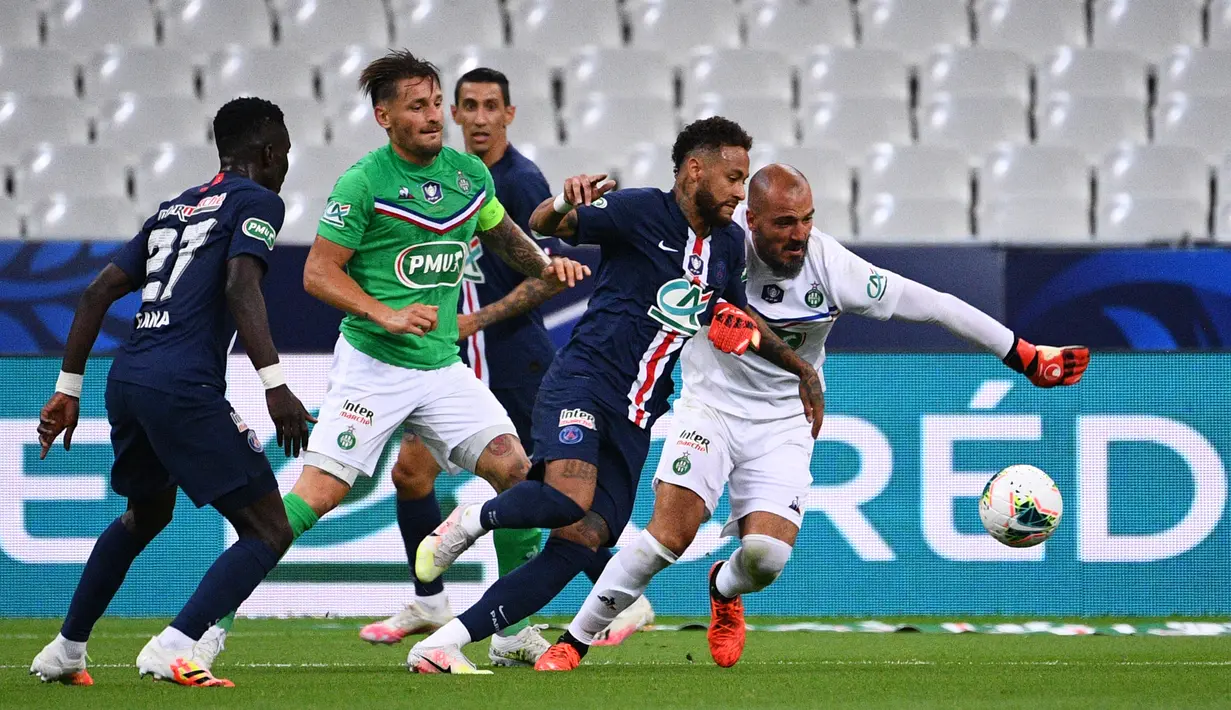 Penyerang PSG, Neymar, berebut bola dengan pemain Saint-Etienne pada pertandingan final Piala Prancis di Stadion Stade de France, Sabtu (25/7/2020) dini hari WIB. PSG menang 1-0 atas Saint-Etienne. (AFP/Franck Fife)