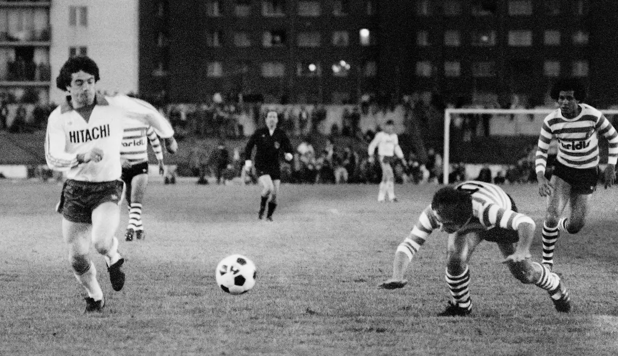 Kevin Keegan (kiri) yang pensiun sebagai pemain pada Juli 1985 bersama Blacktown City tercatat pernah bermain di Bundesliga Liga Jerman dengan membela Hamburger SV selama tiga musim mulai 1977/1978 hingga 1979/1980. Ia total bermain dalam 90 laga di Bundesliga dengan torehan 32 gol dan 2 assist. Dari jumlah gol tersebut, satu hattrick berhasil dikoleksinya pada pekan ke-16 musim 1978/1979 saat Hamburger SV menang 3-1 atas Arminia Bielefeld. (AFP/STR)